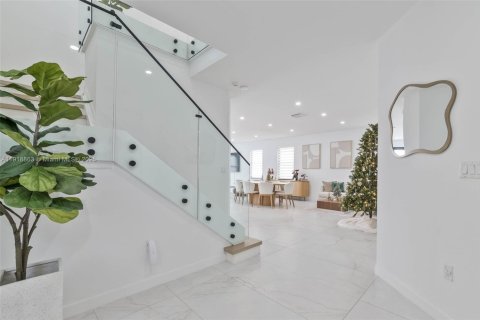 Casa en venta en Hialeah, Florida, 3 dormitorios, 217.86 m2 № 1974085 - foto 3