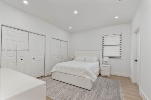 Casa en venta en Hialeah, Florida, 3 dormitorios, 217.86 m2 № 1974085 - foto 17