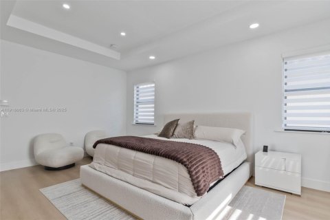 Casa en venta en Hialeah, Florida, 3 dormitorios, 217.86 m2 № 1974085 - foto 12