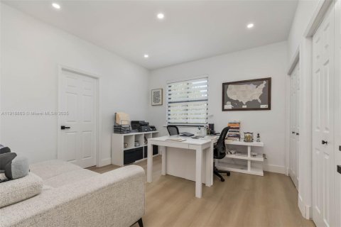 Casa en venta en Hialeah, Florida, 3 dormitorios, 217.86 m2 № 1974085 - foto 20