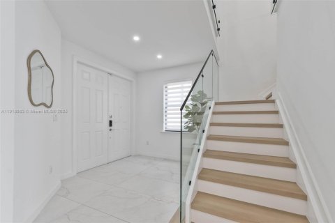 Casa en venta en Hialeah, Florida, 3 dormitorios, 217.86 m2 № 1974085 - foto 4