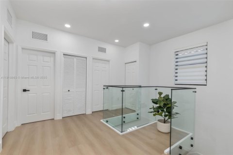 Casa en venta en Hialeah, Florida, 3 dormitorios, 217.86 m2 № 1974085 - foto 15