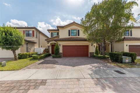 Casa en venta en Hialeah, Florida, 3 dormitorios, 217.86 m2 № 1974085 - foto 2