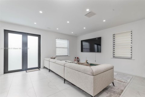 Casa en venta en Hialeah, Florida, 3 dormitorios, 217.86 m2 № 1974085 - foto 7