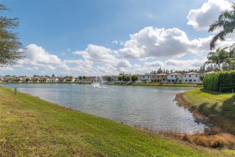 Casa en venta en Hialeah, Florida, 3 dormitorios, 217.86 m2 № 1974085 - foto 21