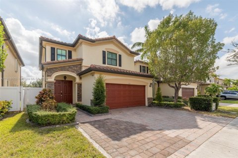 Casa en venta en Hialeah, Florida, 3 dormitorios, 217.86 m2 № 1974085 - foto 1