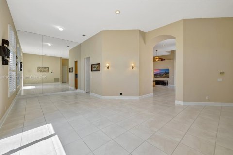 House in Coral Springs, Florida 5 bedrooms, 304.81 sq.m. № 1952338 - photo 9