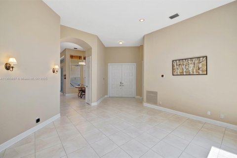 House in Coral Springs, Florida 5 bedrooms, 304.81 sq.m. № 1952338 - photo 12