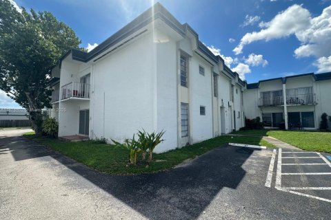 Copropriété à louer à Miami, Floride: 1 chambre, 55.18 m2 № 1923908 - photo 2