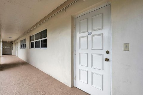 Condo in Pompano Beach, Florida, 2 bedrooms  № 1859805 - photo 11