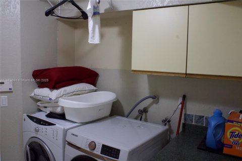 House in Coral Springs, Florida 4 bedrooms, 280.29 sq.m. № 1929861 - photo 4