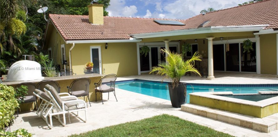 House in Coral Springs, Florida 4 bedrooms, 280.29 sq.m. № 1929861