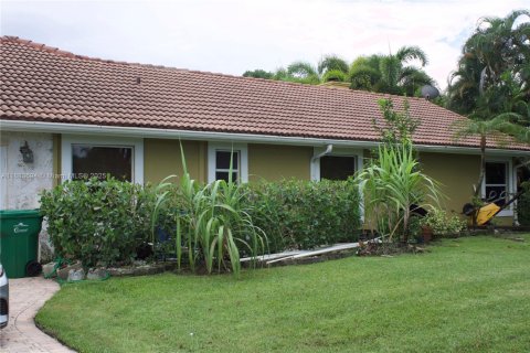 House in Coral Springs, Florida 4 bedrooms, 280.29 sq.m. № 1929861 - photo 20