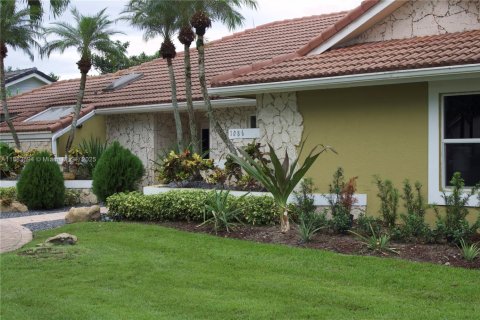 House in Coral Springs, Florida 4 bedrooms, 280.29 sq.m. № 1929861 - photo 19