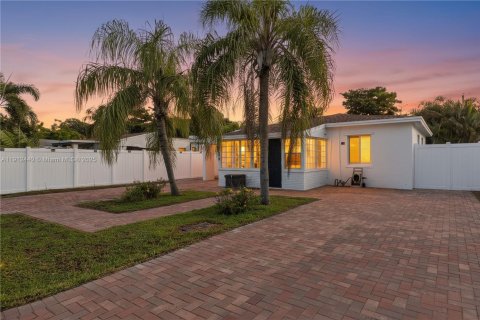 Casa en venta en Fort Lauderdale, Florida, 3 dormitorios, 107.77 m2 № 1968714 - foto 1