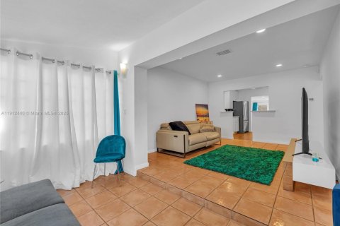 Casa en venta en Fort Lauderdale, Florida, 3 dormitorios, 107.77 m2 № 1968714 - foto 11