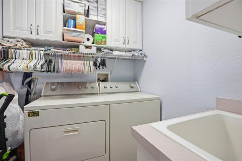 House in Spring Hill, Florida 3 bedrooms, 194.91 sq.m. № 2239736 - photo 10