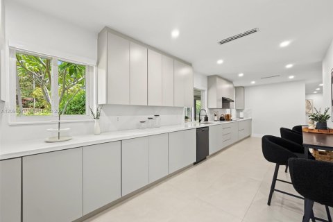 Villa ou maison à vendre à Palmetto Bay, Floride: 4 chambres, 216.28 m2 № 2400699 - photo 3