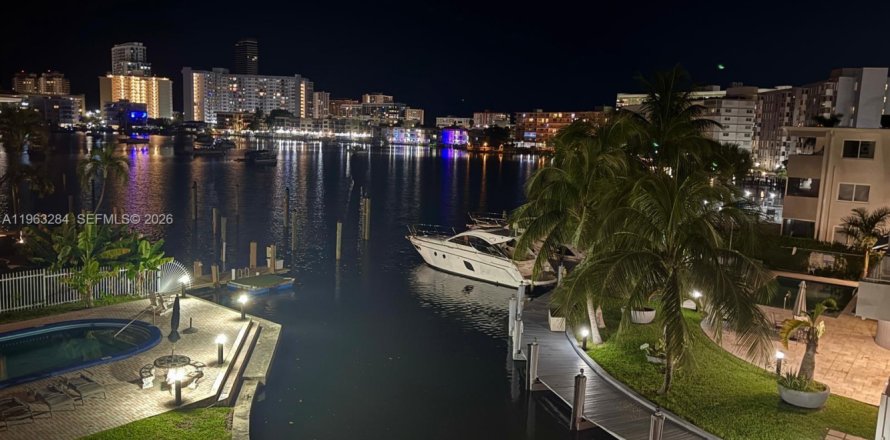 Condominio en Hallandale Beach, Florida, 2 dormitorios  № 2081004
