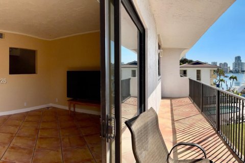 Condominio en alquiler en Hallandale Beach, Florida, 2 dormitorios, 107.4 m2 № 2081004 - foto 9