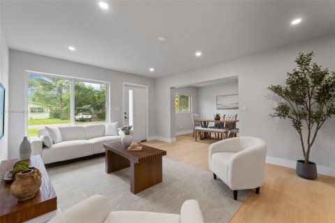 Villa ou maison à vendre à Miami, Floride: 3 chambres, 110.55 m2 № 1893094 - photo 2