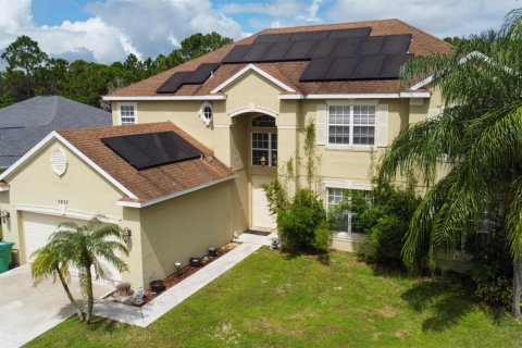 House in Port St. Lucie, Florida 5 bedrooms, 399.48 sq.m. № 2392143 - photo 15