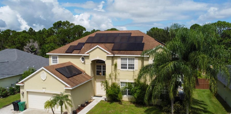 House in Port St. Lucie, Florida 5 bedrooms, 399.48 sq.m. № 2392143