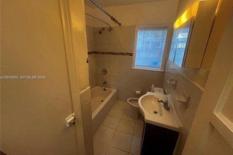 Villa ou maison à louer à Miami, Floride: 2 chambres, 159.61 m2 № 2076678 - photo 11