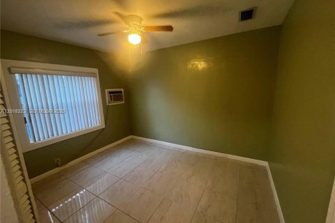 Villa ou maison à louer à Miami, Floride: 2 chambres, 159.61 m2 № 2076678 - photo 14