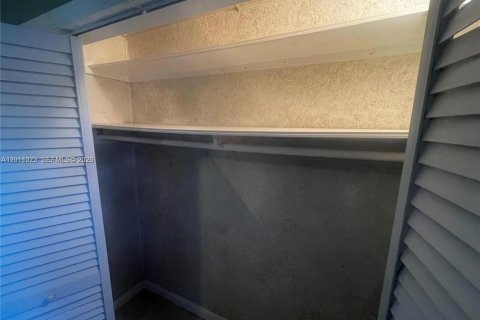 Villa ou maison à louer à Miami, Floride: 2 chambres, 159.61 m2 № 2076678 - photo 10