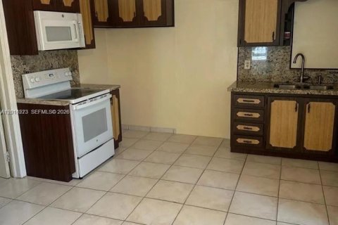 Villa ou maison à louer à Miami, Floride: 2 chambres, 159.61 m2 № 2076678 - photo 6
