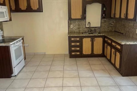 Villa ou maison à louer à Miami, Floride: 2 chambres, 159.61 m2 № 2076678 - photo 7