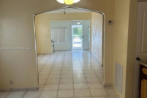 Villa ou maison à louer à Miami, Floride: 2 chambres, 159.61 m2 № 2076678 - photo 5