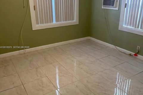 Villa ou maison à louer à Miami, Floride: 2 chambres, 159.61 m2 № 2076678 - photo 13