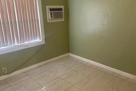 Villa ou maison à louer à Miami, Floride: 2 chambres, 159.61 m2 № 2076678 - photo 15