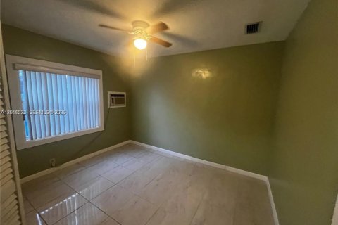 Villa ou maison à louer à Miami, Floride: 2 chambres, 159.61 m2 № 2076678 - photo 16