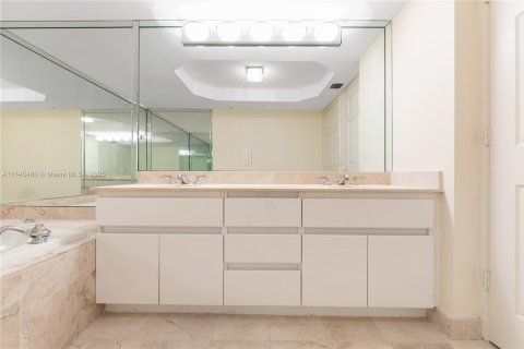 Condominio en venta en Sunny Isles Beach, Florida, 2 dormitorios, 169.08 m2 № 1940552 - foto 29