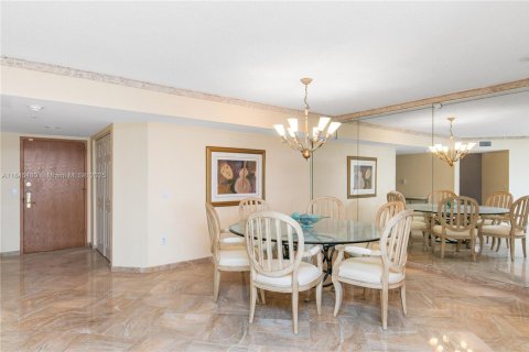 Condominio en venta en Sunny Isles Beach, Florida, 2 dormitorios, 169.08 m2 № 1940552 - foto 17