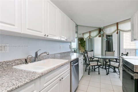Condominio en venta en Sunny Isles Beach, Florida, 2 dormitorios, 169.08 m2 № 1940552 - foto 20