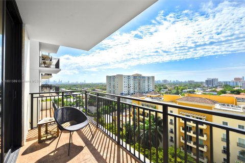 Condo in Coral Gables, Florida, 2 bedrooms  № 1688754 - photo 1