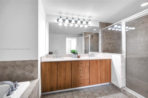 Condo in Coral Gables, Florida, 2 bedrooms  № 1688754 - photo 16