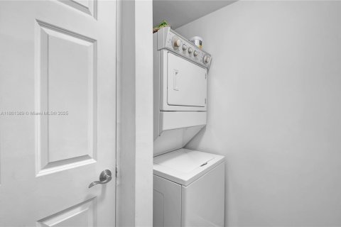 Condo in Coral Gables, Florida, 2 bedrooms  № 1688754 - photo 21