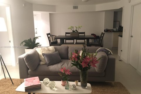 Condo in Miami, Florida, 2 bedrooms  № 2058550 - photo 2