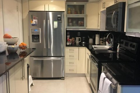 Condo in Miami, Florida, 2 bedrooms  № 2058550 - photo 8