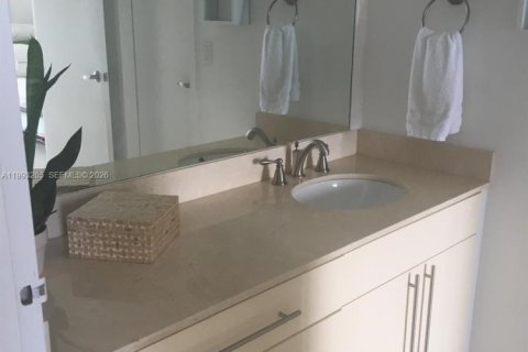 Condo in Miami, Florida, 2 bedrooms  № 2058550 - photo 12