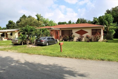 House in Miramar, Florida 5 bedrooms, 158.68 sq.m. № 1224788 - photo 1
