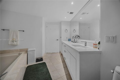Condominio en venta en Aventura, Florida, 2 dormitorios, 120.77 m2 № 2244259 - foto 20