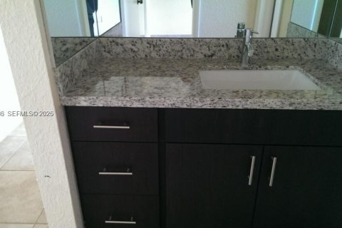 House in North Miami Beach, Florida 2 bedrooms, 83.61 sq.m. № 2154088 - photo 5