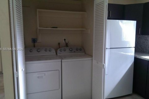 House in North Miami Beach, Florida 2 bedrooms, 83.61 sq.m. № 2154088 - photo 11