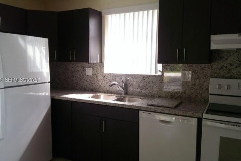 House in North Miami Beach, Florida 2 bedrooms, 83.61 sq.m. № 2154088 - photo 4